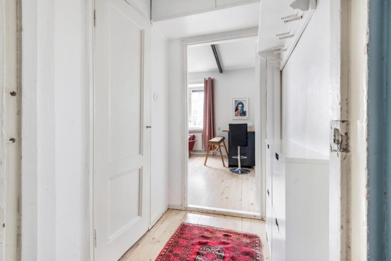 Wehost Modern Kitchen Studio With Bright Colours Huoneisto Helsinki